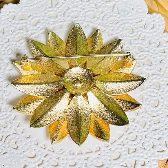 Vintage Sarah Coventry Brushed Gold Tone Satin Petals Pin/Brooch - Picture 6 of 10